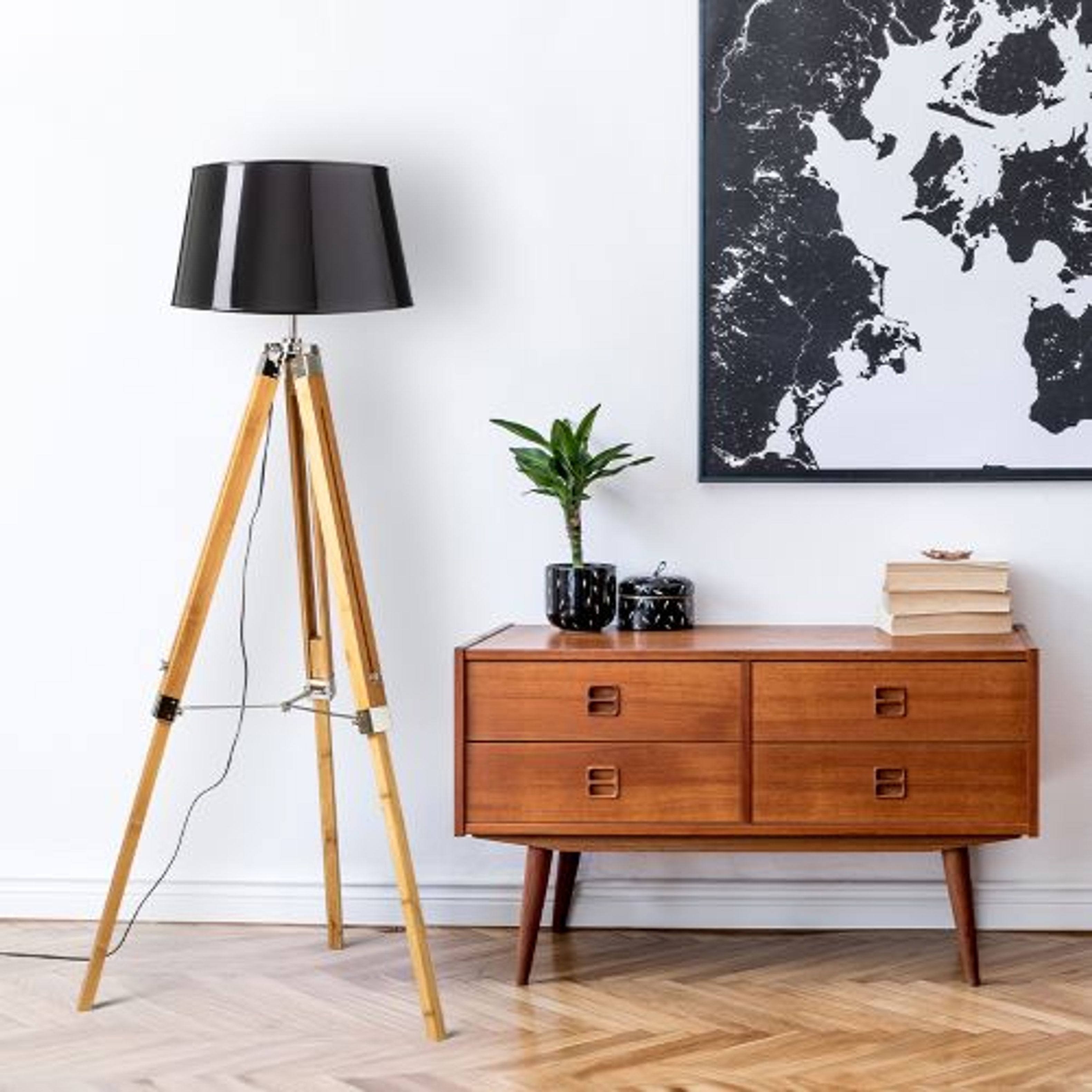 Interior contemporan cu lampadar și lumină ambientală caldă