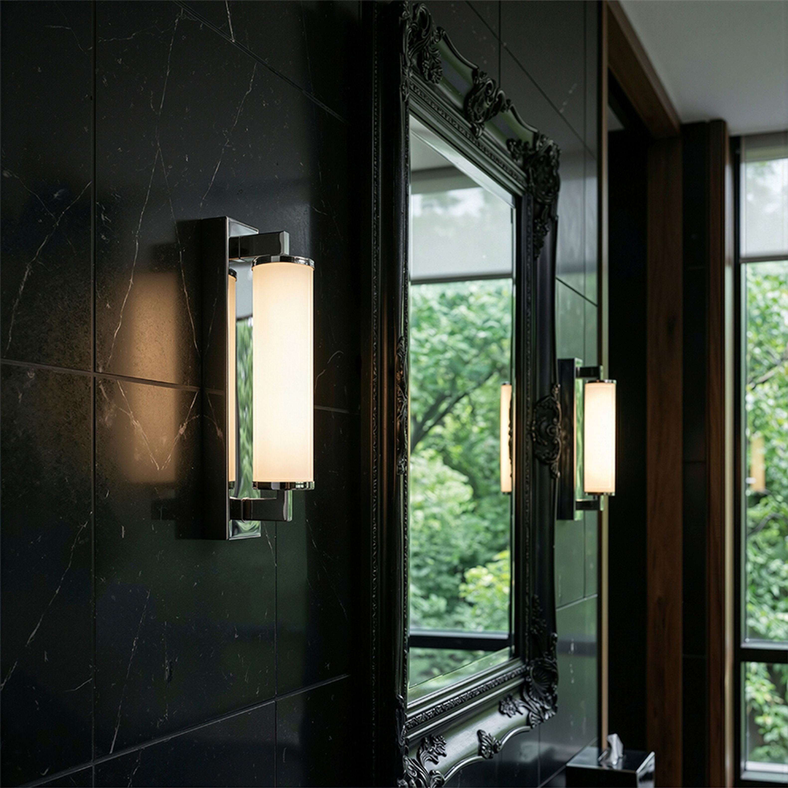 Lumina liniara pentru baie cu LED incorporat si abajur in forma de tub de culoare opal pe o baza, ROCCA 34 de perete crom 230V 8W IP44 3000K