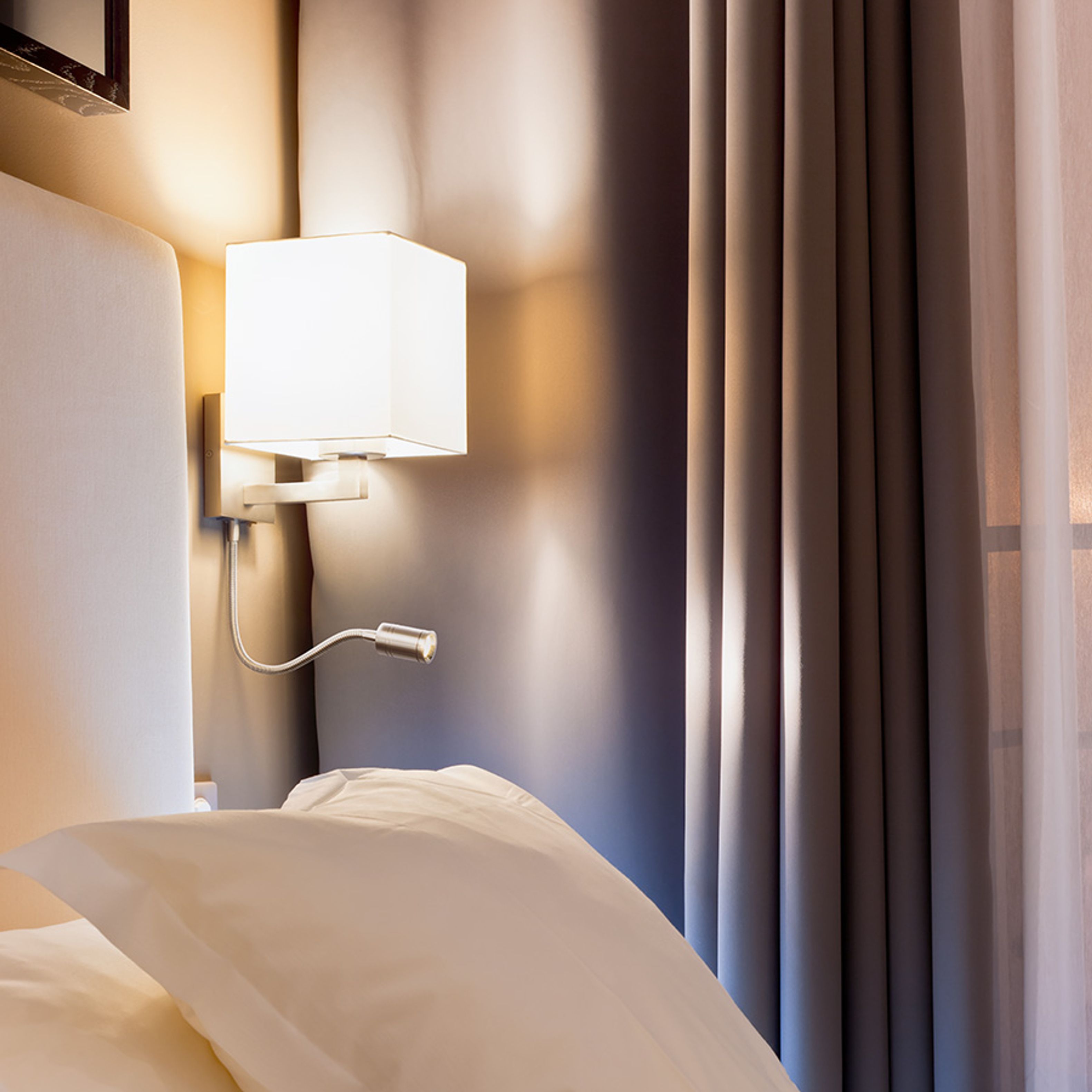 Aplica de perete cu o nuanță textilă combinată cu o lumină LED pe gatul flexibil, TAINA cu abajur alb nichel mat 230V E27 15+3W 25° 3000K