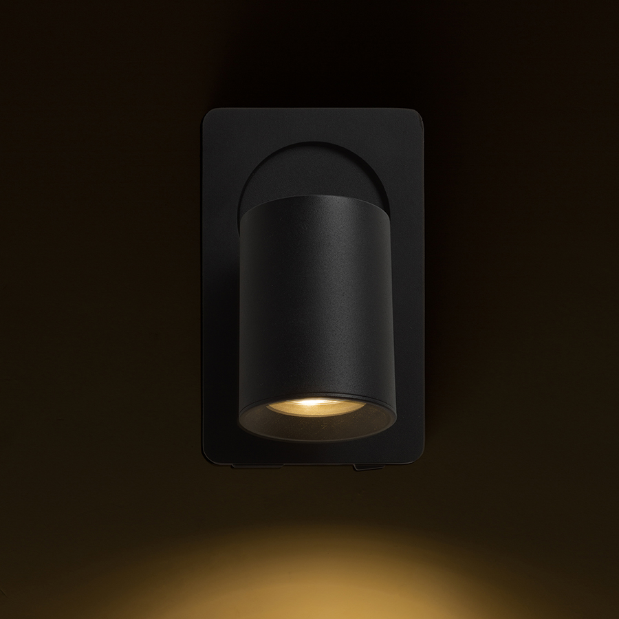 Aplică lăcuită cu o sursă de lumină direcțională GU10 și USB integrat potrivită pentru încărcarea, VOLTERA USB de perete negru 230V LED 9W