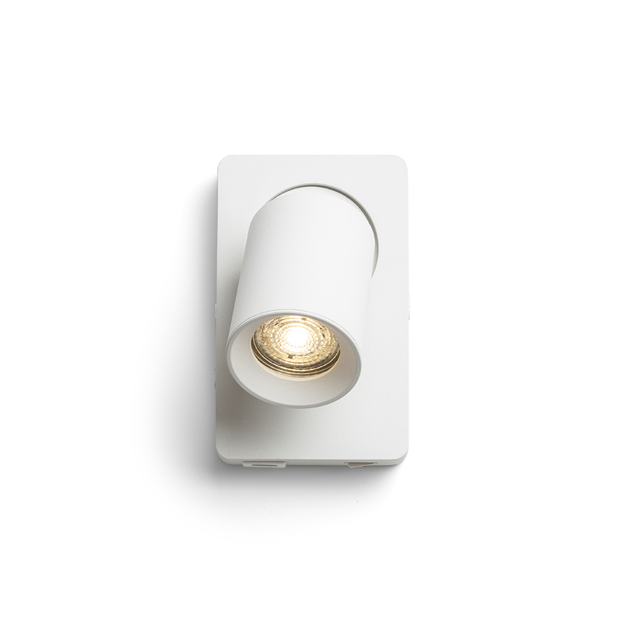 Aplică lăcuită cu o sursă de lumină direcțională GU10 și USB integrat potrivită pentru încărcarea, VOLTERA USB de perete alb 230V LED 9W