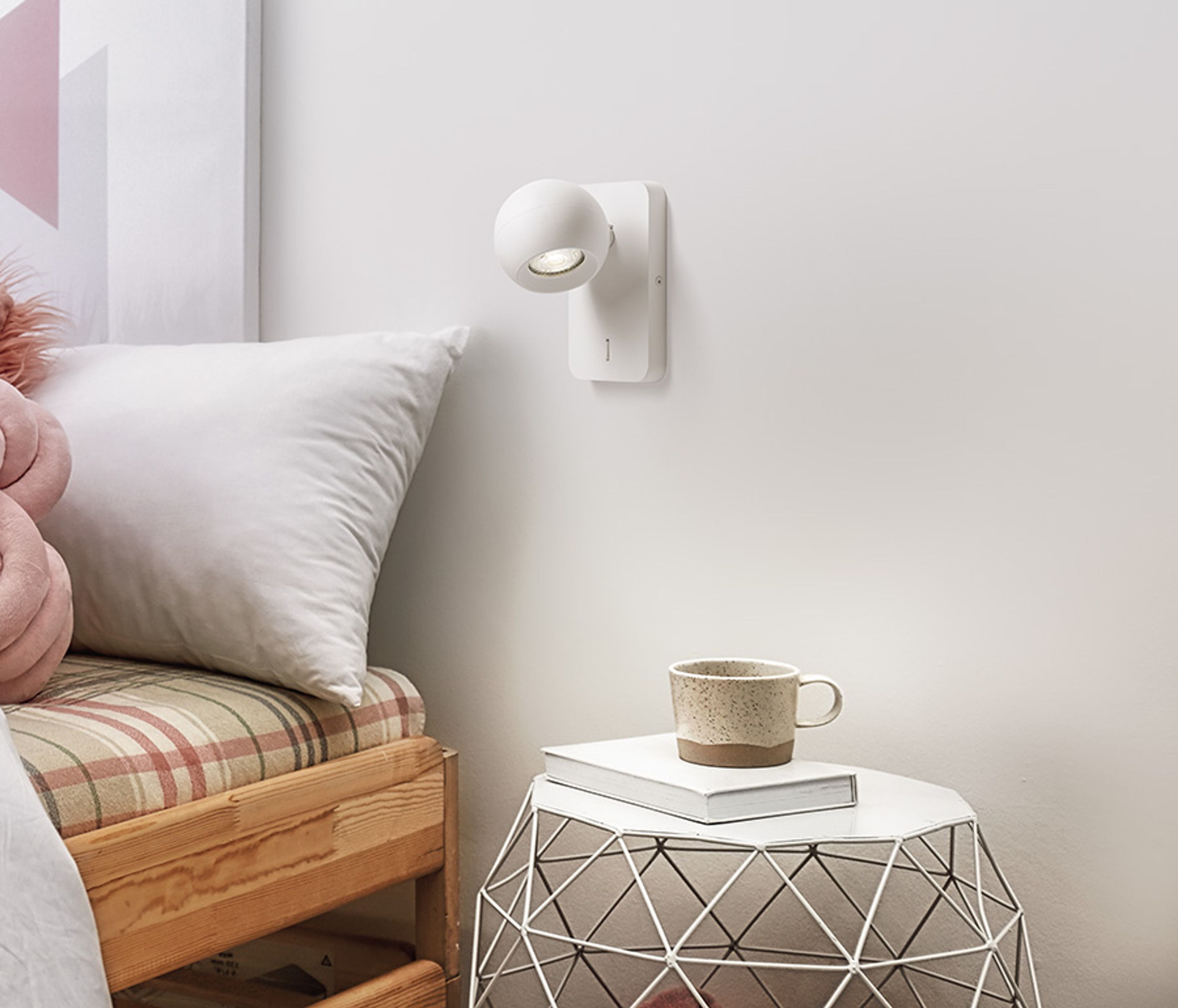 Aplică lăcuită cu sursă de lumină direcțională GU10 și întrerupător pe bază, SIENA de perete alb 230V LED 9W