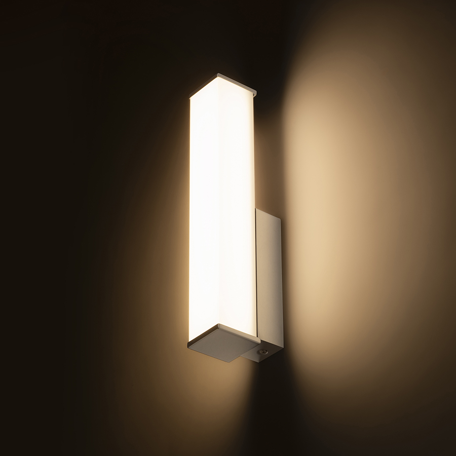 Aplică pătrată cu LED încorporat și abajur de culoare opal pe bază cromată, ALLAN de perete crom 230V 7W IP44 3000K