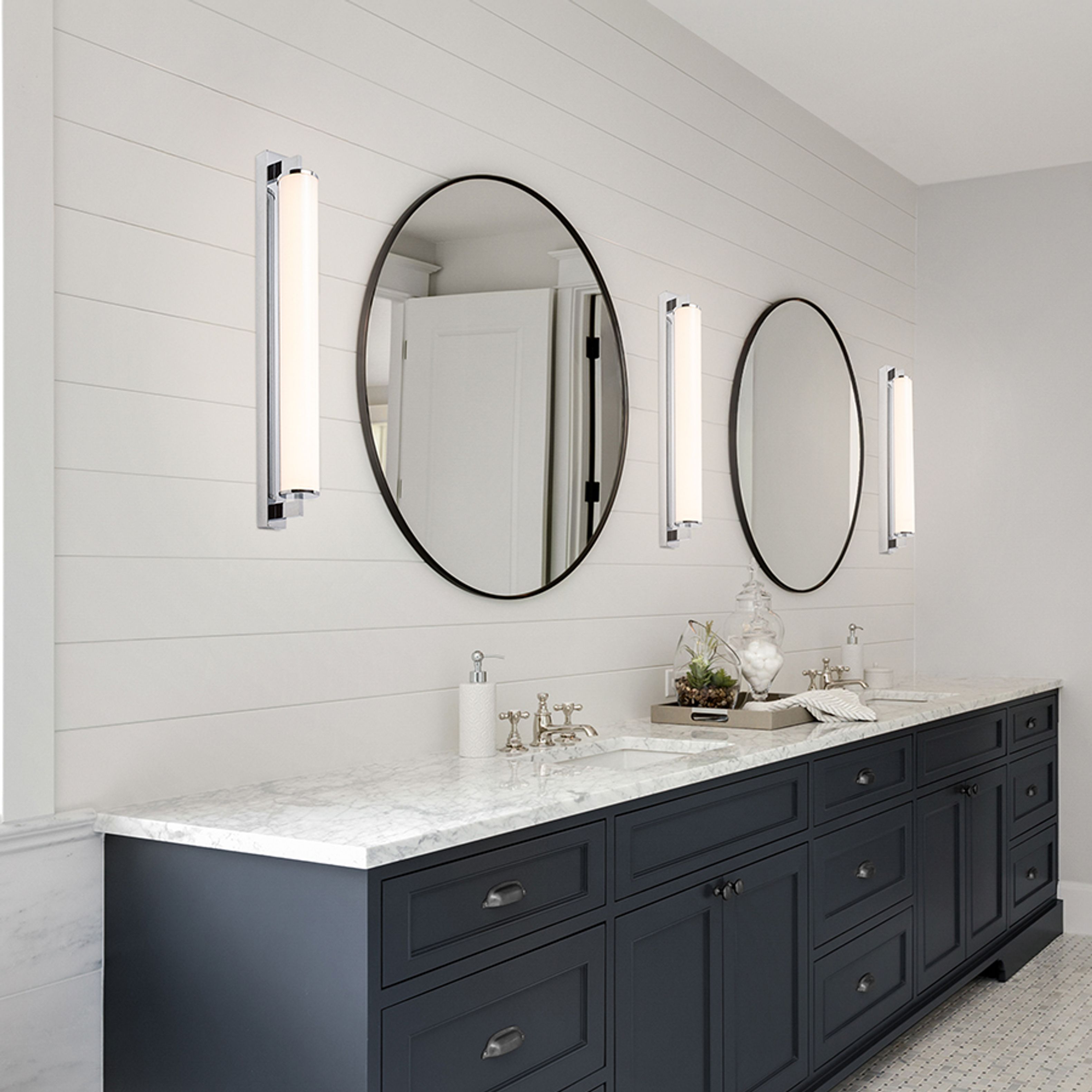 Lumina liniara pentru baie cu LED incorporat si abajururi in forma de tub de culoare opal pe o baza, ROCCA 60 de perete crom 230V 18W IP44 3000K