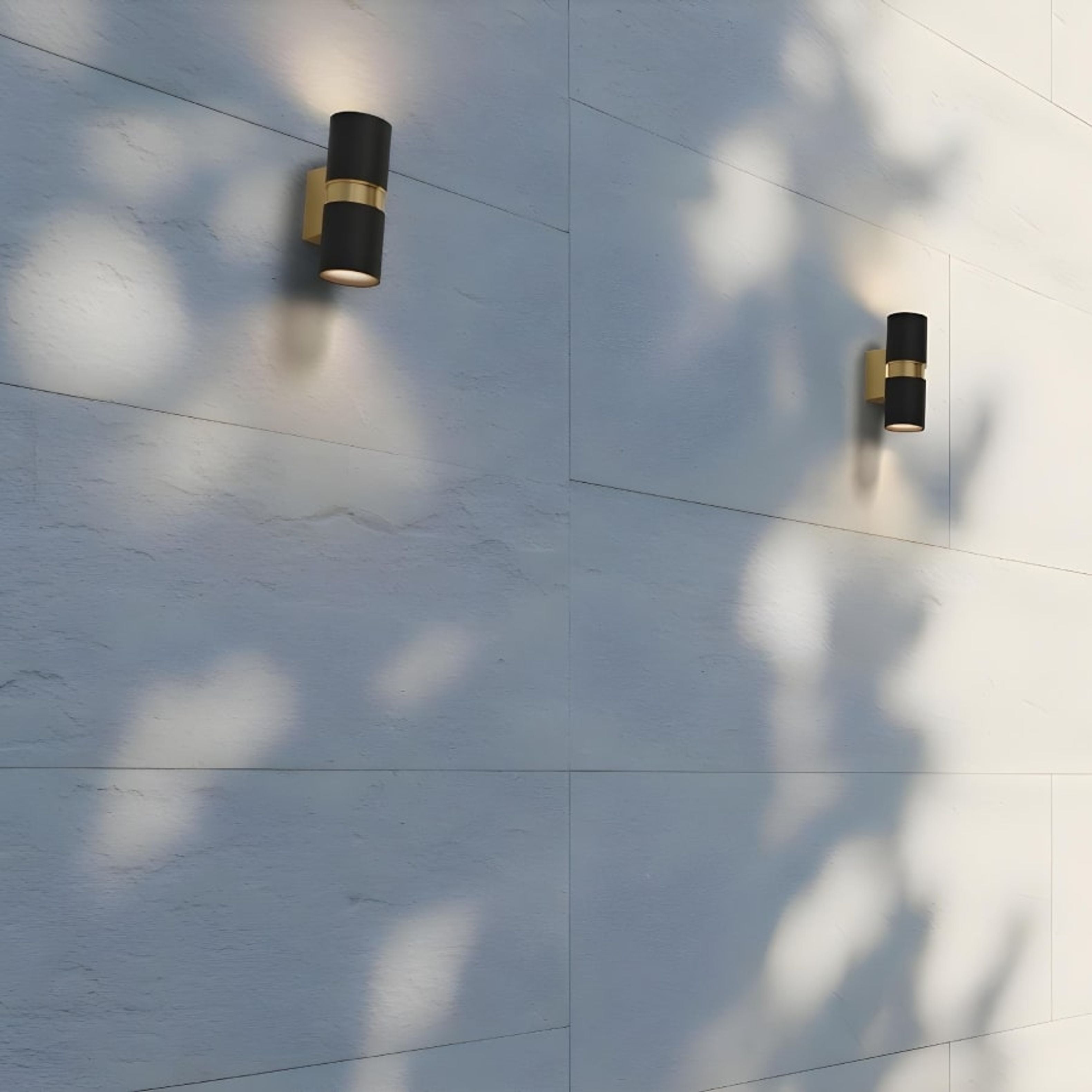Aplica de exterior dintr-o combinație de alamă si metal lăcuit negru pentru două surse de lumina, MANO de perete negru/alamă pieptănat 230V LED GU10 2x8W IP54