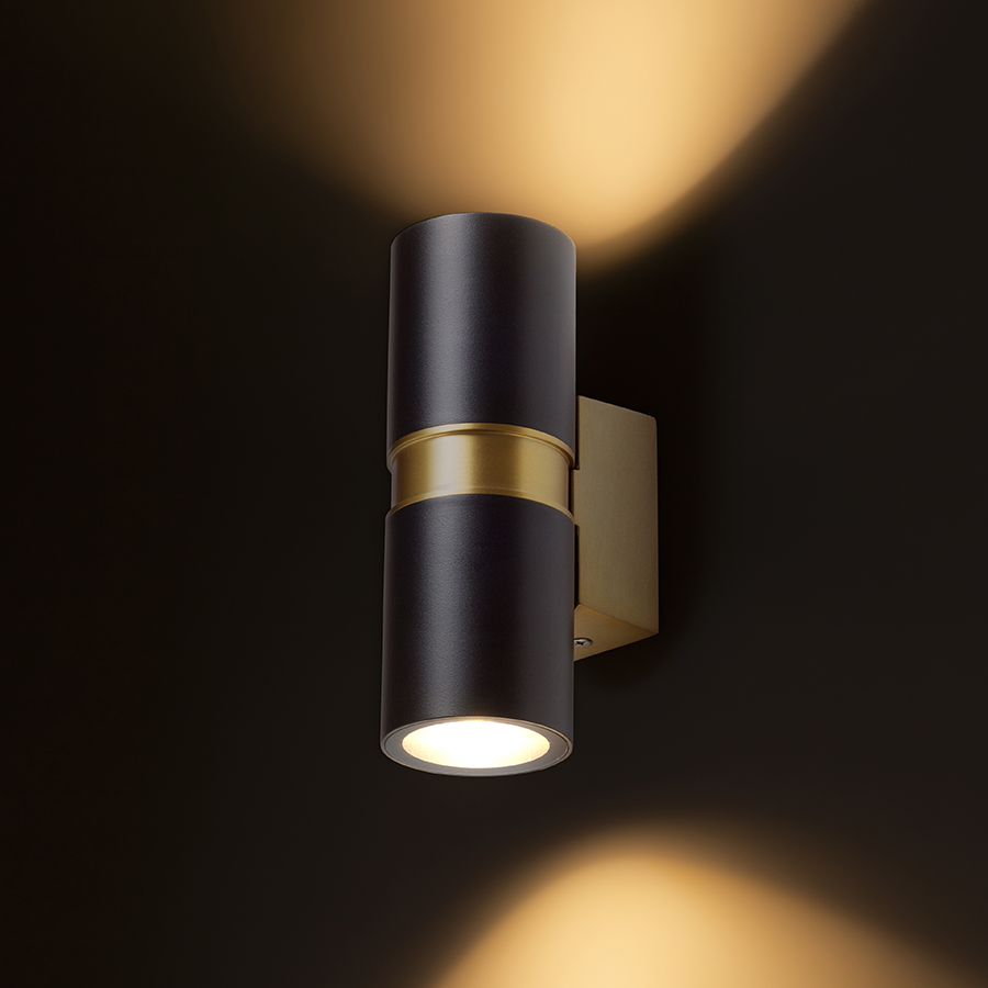 Aplica de exterior dintr-o combinație de alamă si metal lăcuit negru pentru două surse de lumina, MANO de perete negru/alamă pieptănat 230V LED GU10 2x8W IP54