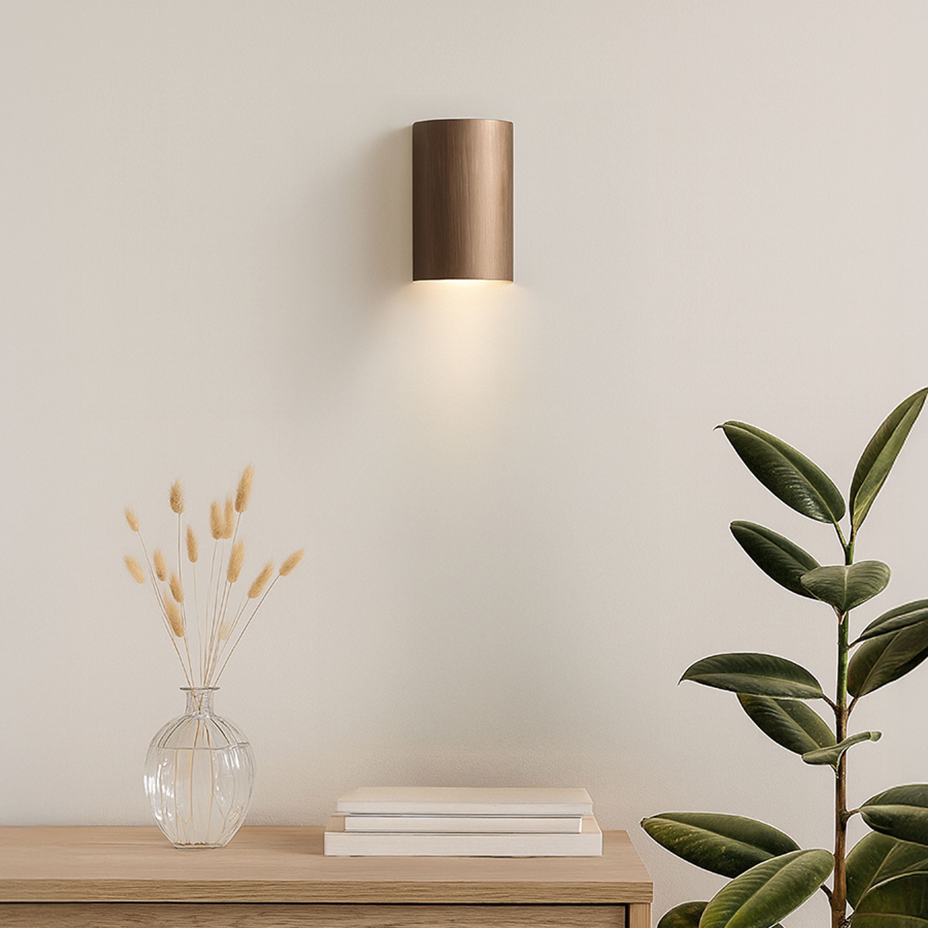 Aplica rotundă din metal cu iluminare SUS/JOS pentru surse de lumina LED cu baza GU10, CAPRI R de perete bronz pieptănat 230V 2x9W