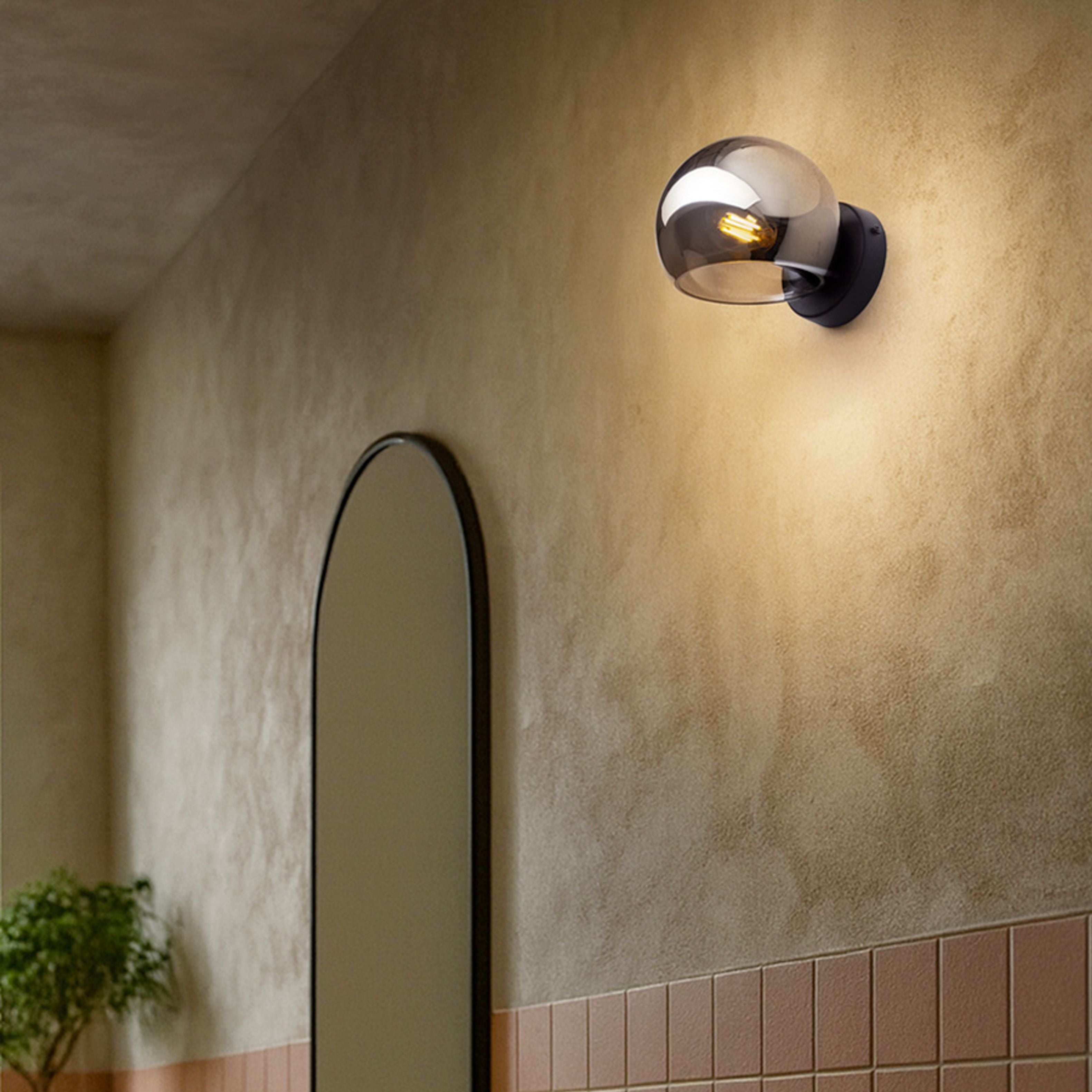 O lampă de sticlă montată pe suprafată, cu o baza lacuita neagră, SOLARIS montat pe suprafață afumată/negru 230V LED E14 7W
