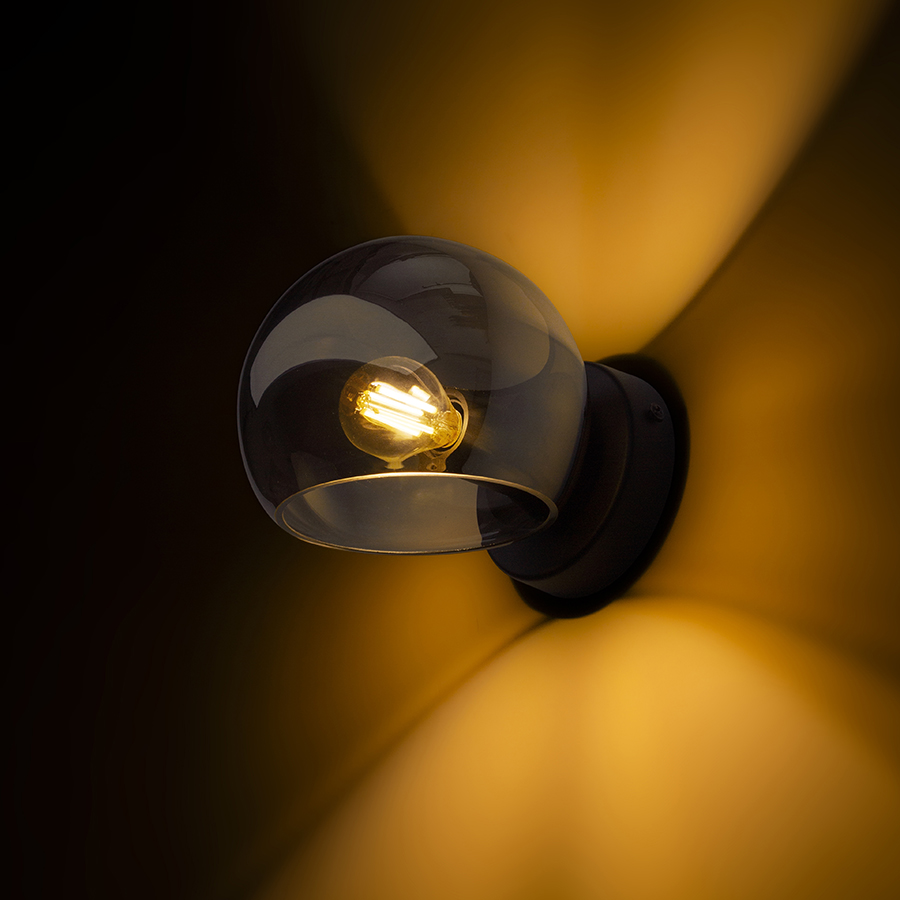O lampă de sticlă montată pe suprafată, cu o baza lacuita neagră, SOLARIS montat pe suprafață afumată/negru 230V LED E14 7W