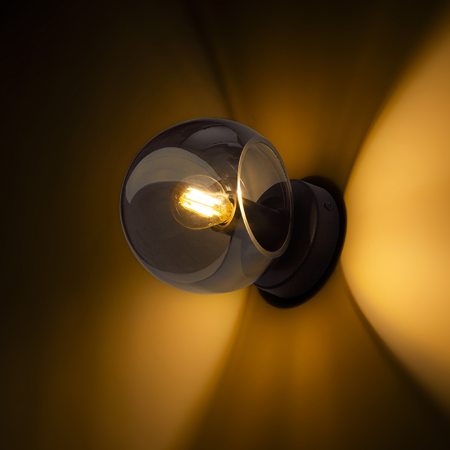 O lampă de sticlă montată pe suprafată, cu o baza lacuita neagră, SOLARIS montat pe suprafață afumată/negru 230V LED E14 7W