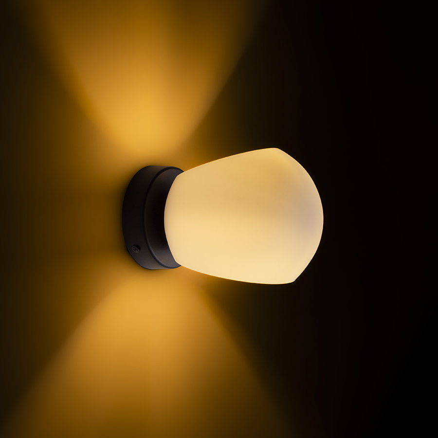 O lampă de sticlă montată pe suprafată, cu o baza lacuita neagră, SOLARIS montat pe suprafață mată/negru 230V LED E14 7W