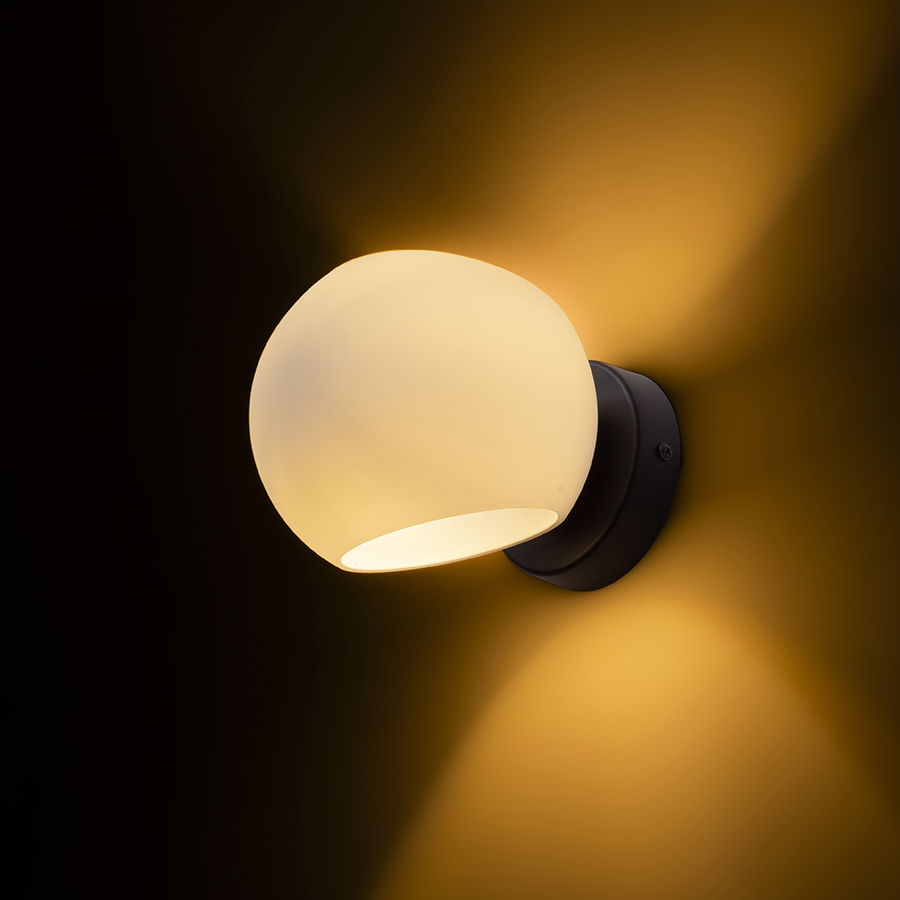 O lampă de sticlă montată pe suprafată, cu o baza lacuita neagră, SOLARIS montat pe suprafață mată/negru 230V LED E14 7W
