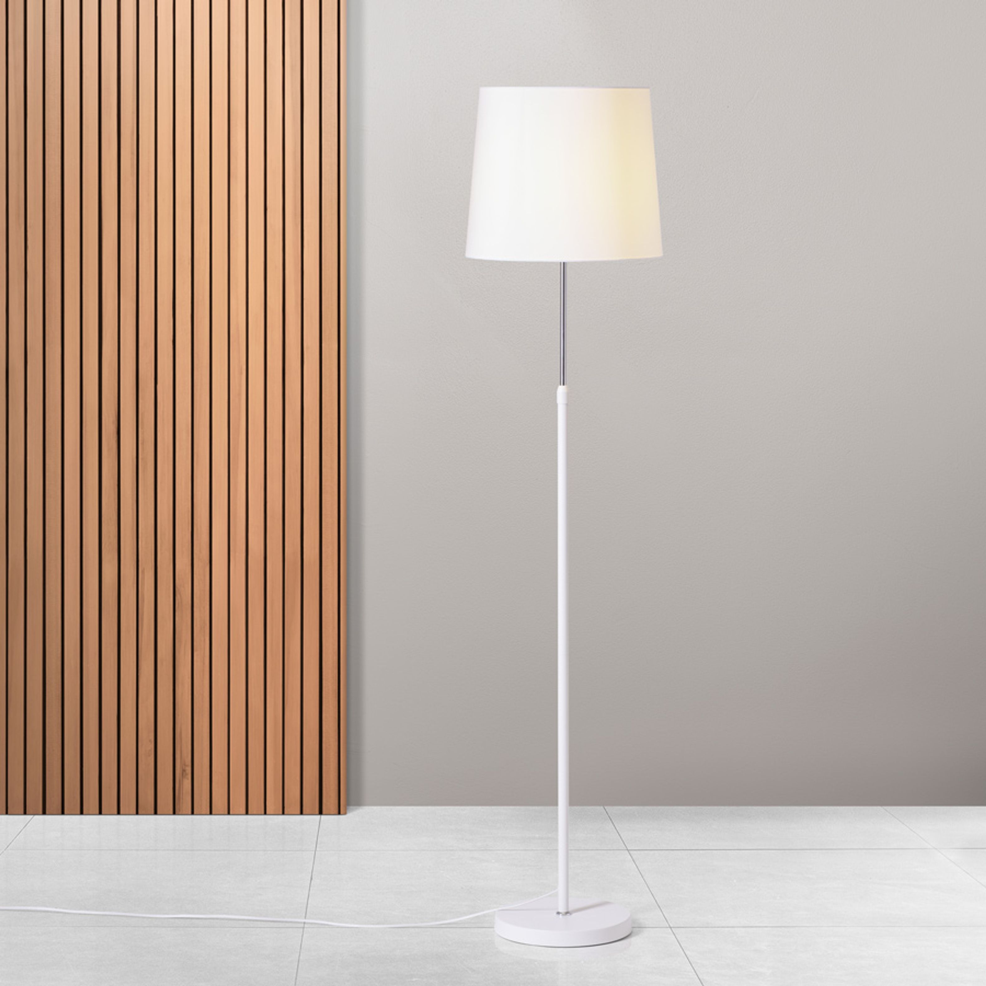 Bază de lampă de podea height reglabila, cu finisaj lăcuit si accente de crom sau alama, EMMETT suport de alb 230V LED E27 15W