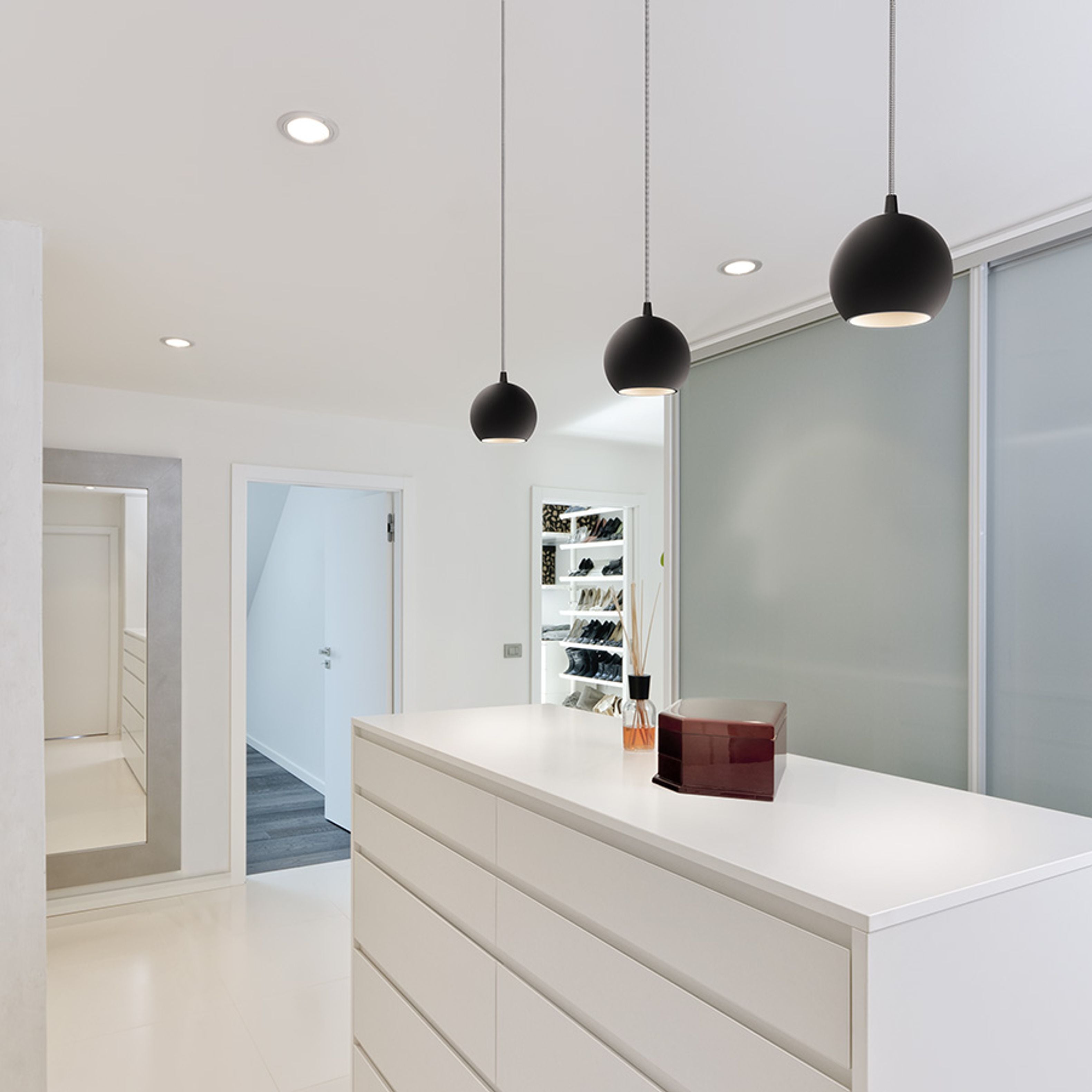 Corp de iluminat agăţat cu abajur din sticlă și cu adaptor pentru șină cu 1-circuit în două, COPA cu negru 230V LED E27 11W
