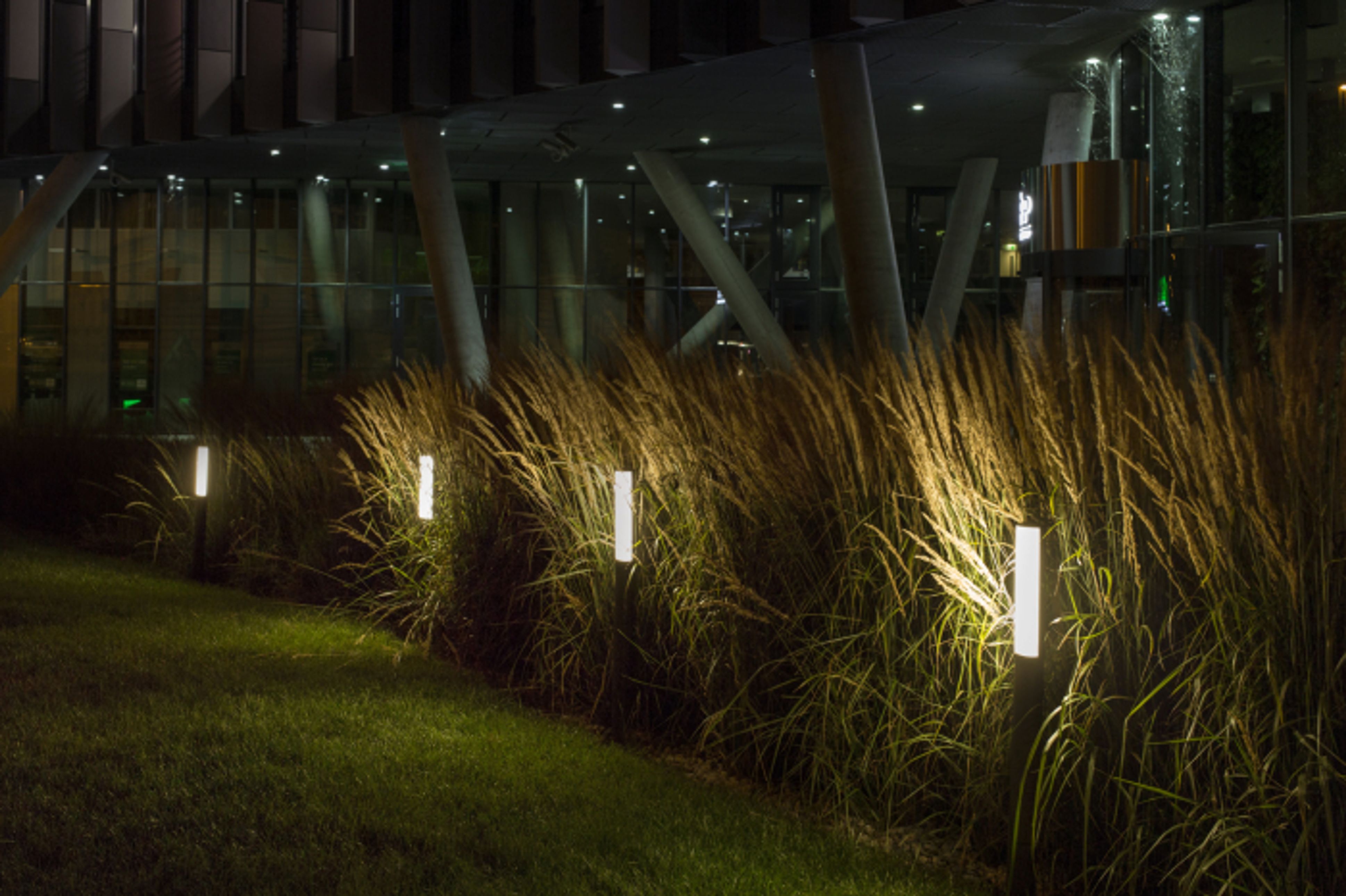 Corp de iluminat exterior din stâlpi din aluminiu vopsit cu abajur din policarbonat mat, VADIS 90 standuri antracit 230V LED 8W IP54 3000K