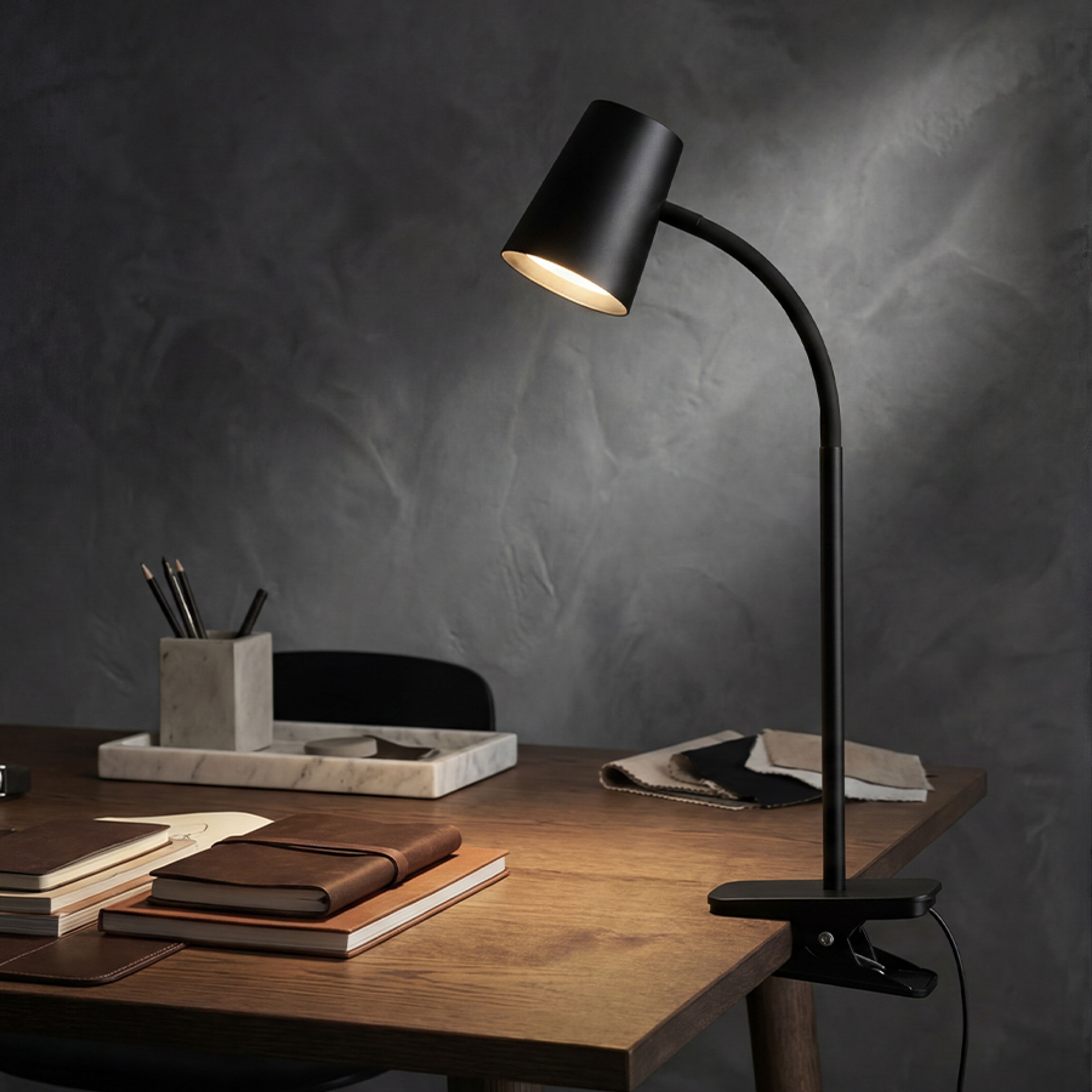 O lampă LED cu clips, cu gât de gâscă si brat flexibil, VERINA DIMM pe clip negru 230V 4.5W 100° 3000K