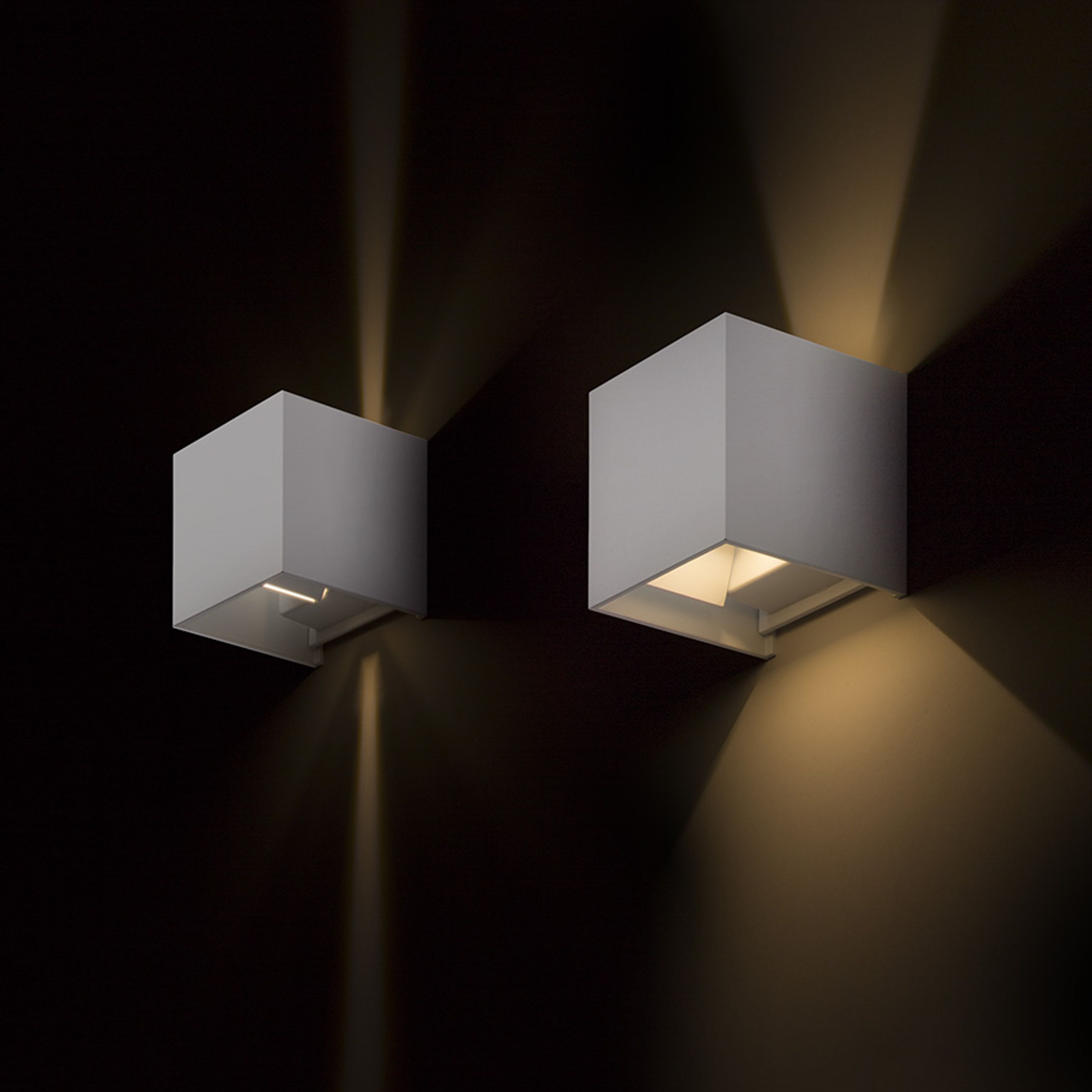 Lampa de perete cu LED integrat pentru iluminare SUS / JOS care are doua lame metalice pentru, TITO SQ DIMM alb 230V 2x3W IP65 3000K