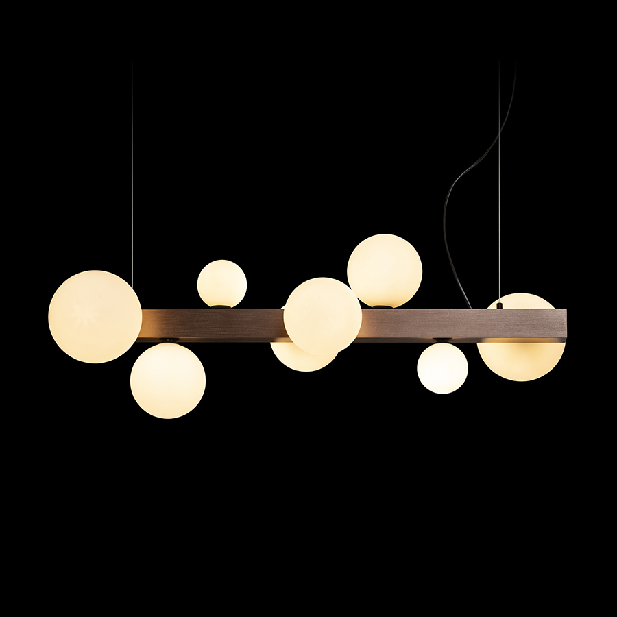 Lampa suspendatade design cu opt abajururi de sticla trei dimensiuni diferite, KASSANDRA sticlă opal/bronz pieptănat 230V G9 8x6W