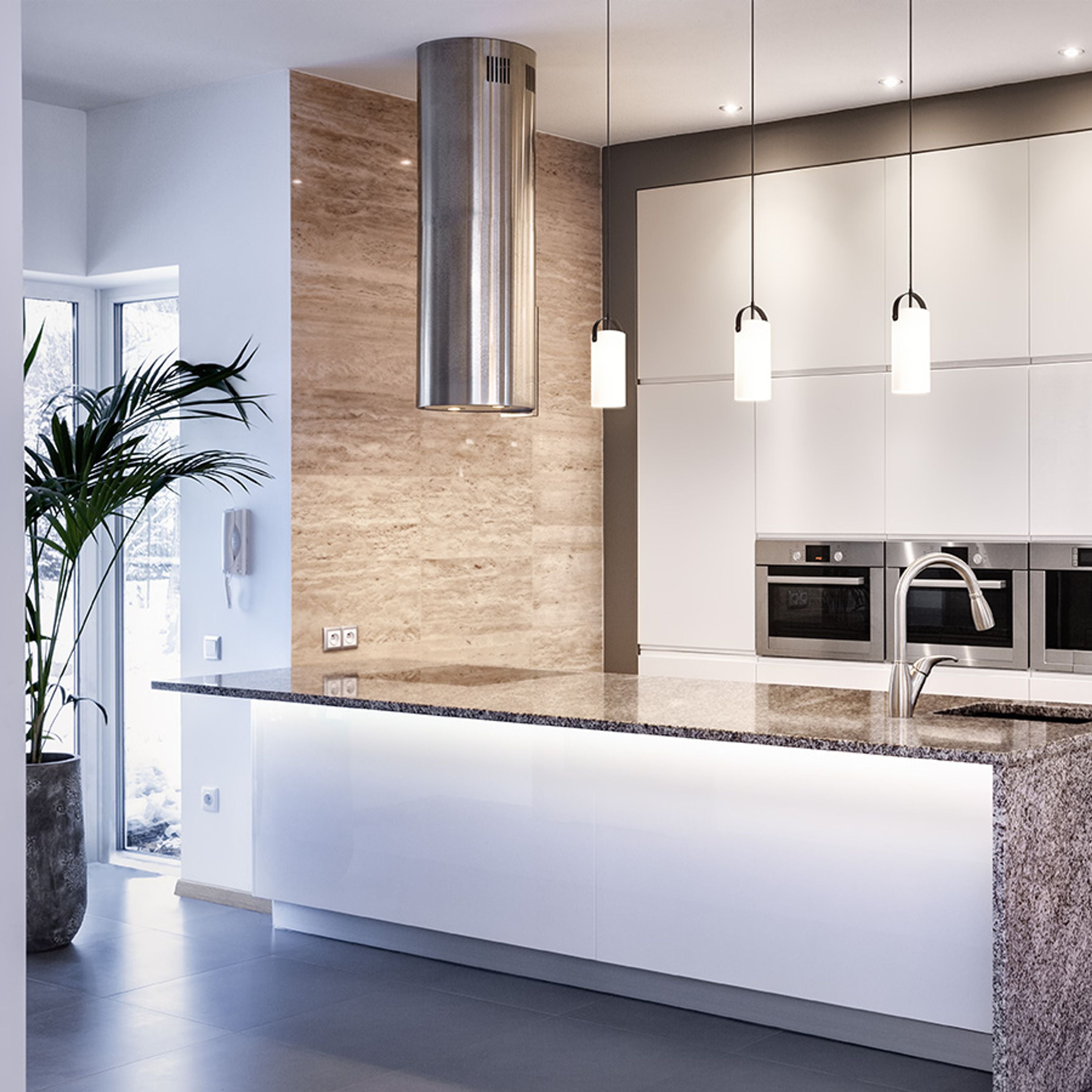 Pandantiv decorativ cu nuanța cilindrică din sticla de culoare opal, detalii metalice lacuite si, JULIETTA 31 suspendat sticlă opal/negru 230V LED E27 15W