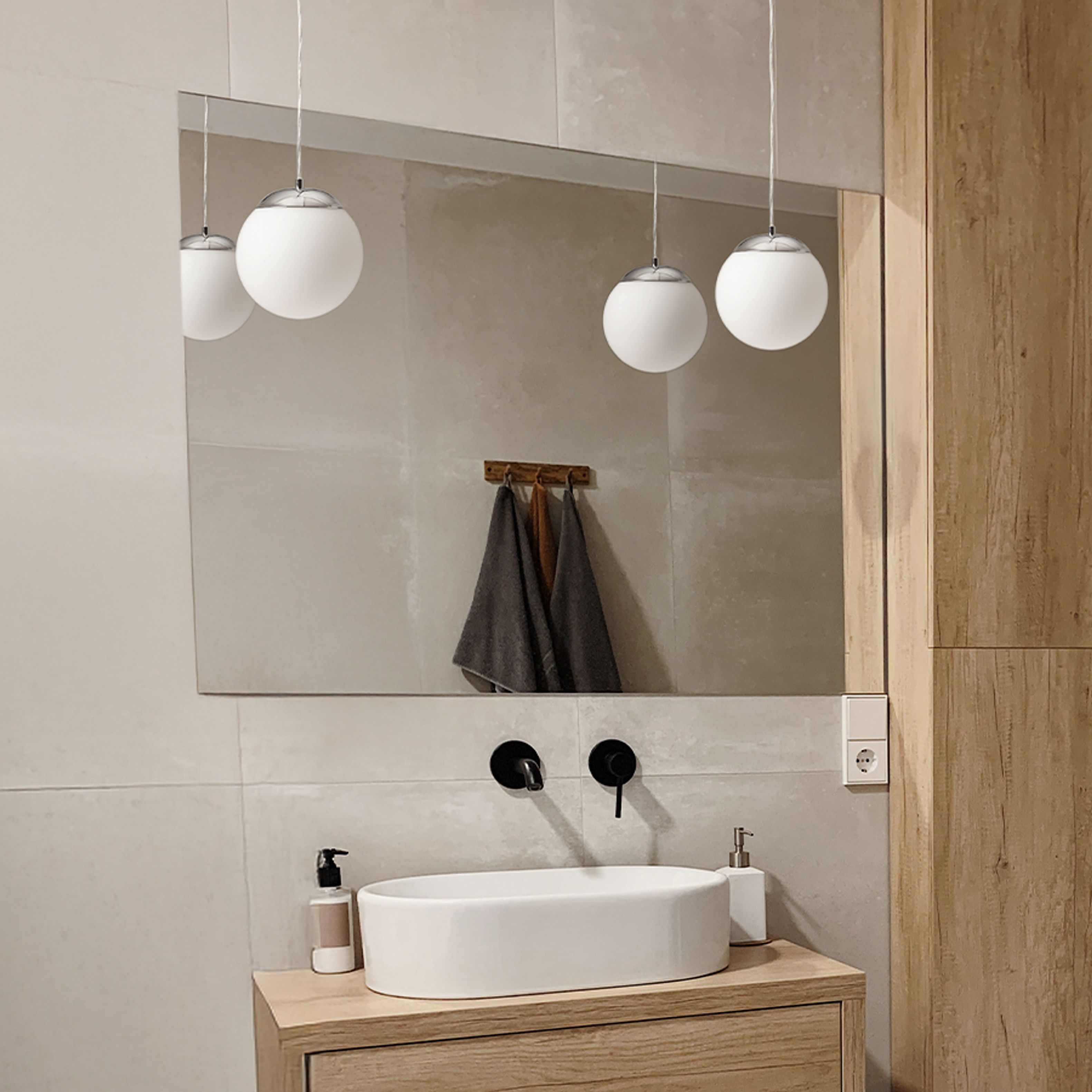 Pandativ de sticlă de culoare opal pe o bază cromată, BOLLY 17 suspendat opal/crom 230V LED E27 11W IP44