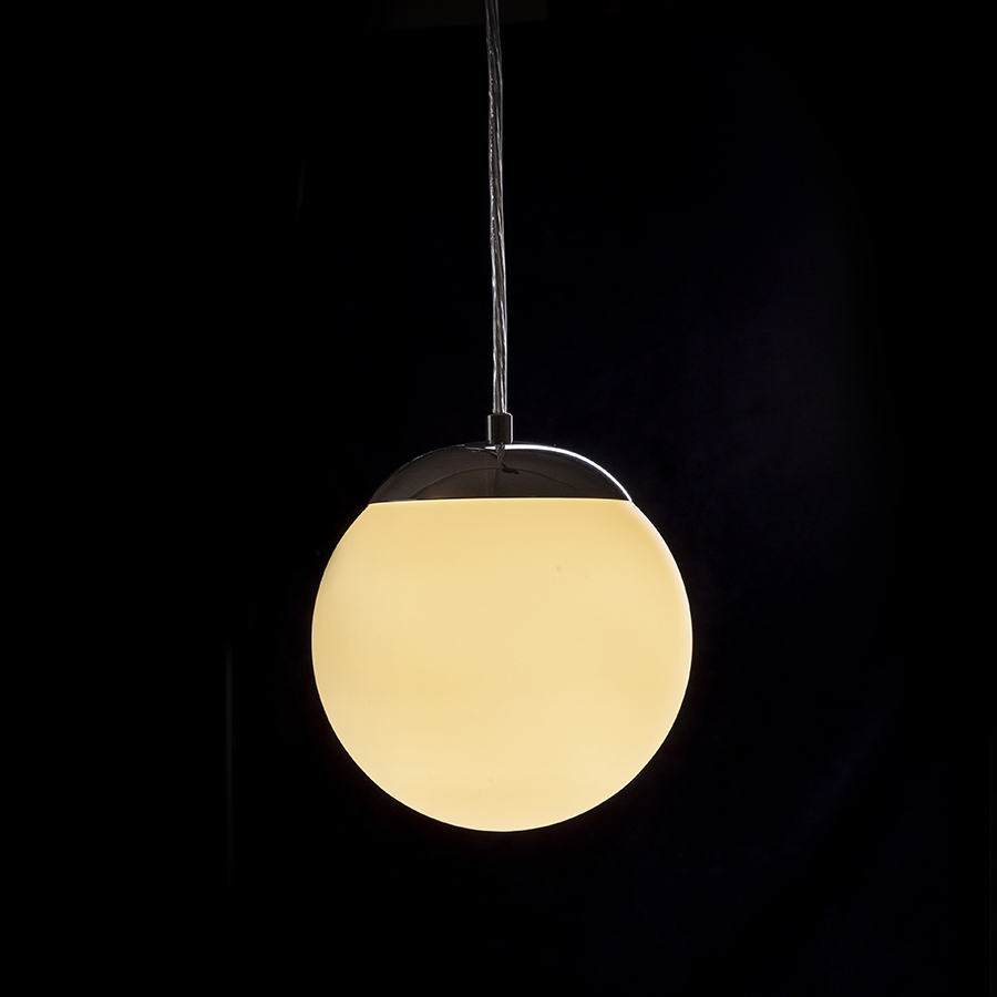 Pandativ de sticlă de culoare opal pe o bază cromată, BOLLY 17 suspendat opal/crom 230V LED E27 11W IP44