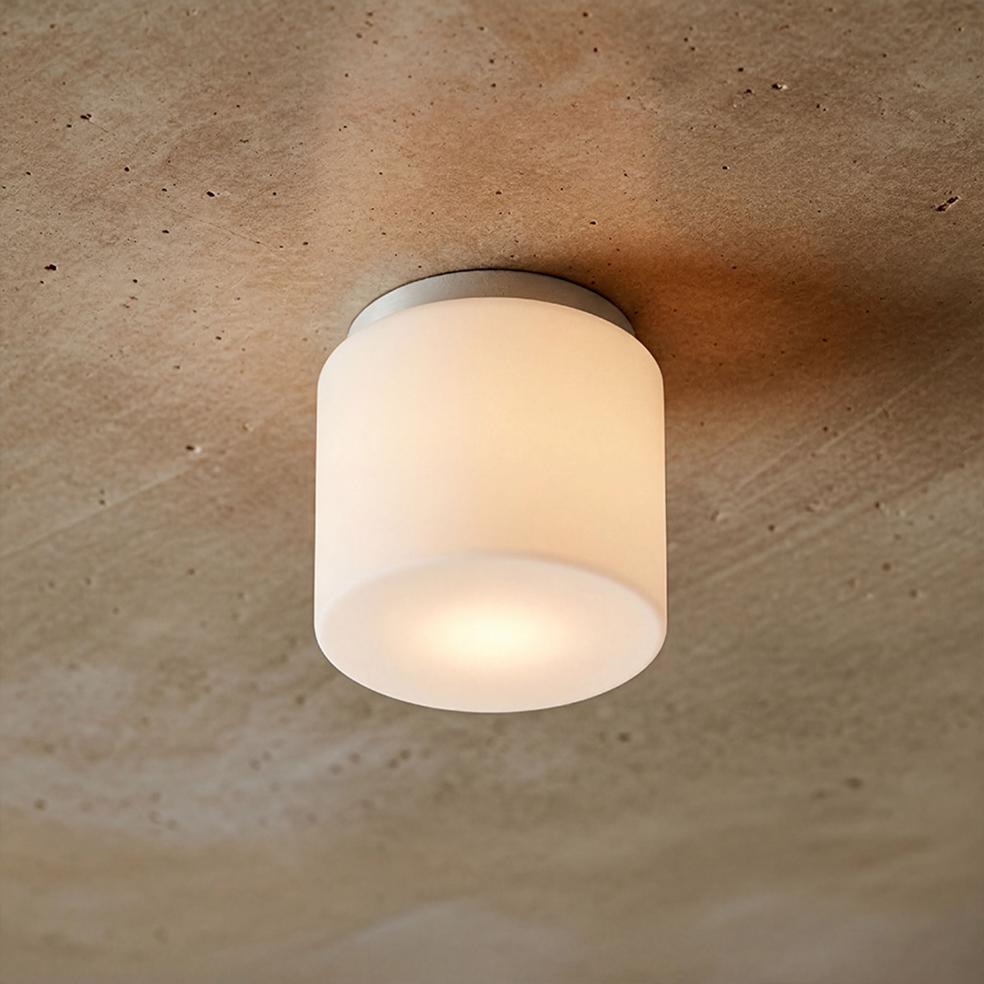 Plafoniera cilindrică din sticlă de culoare opal pe bază cromată, potrivită pentru băi, ARANA R 17 de tavan opal/crom 230V LED E27 11W IP44