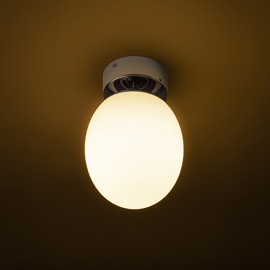 Plafoniera ovală din sticlă pe o bază cromată, MERINGUE 16 de tavan opal/crom 230V LED E27 15W IP44