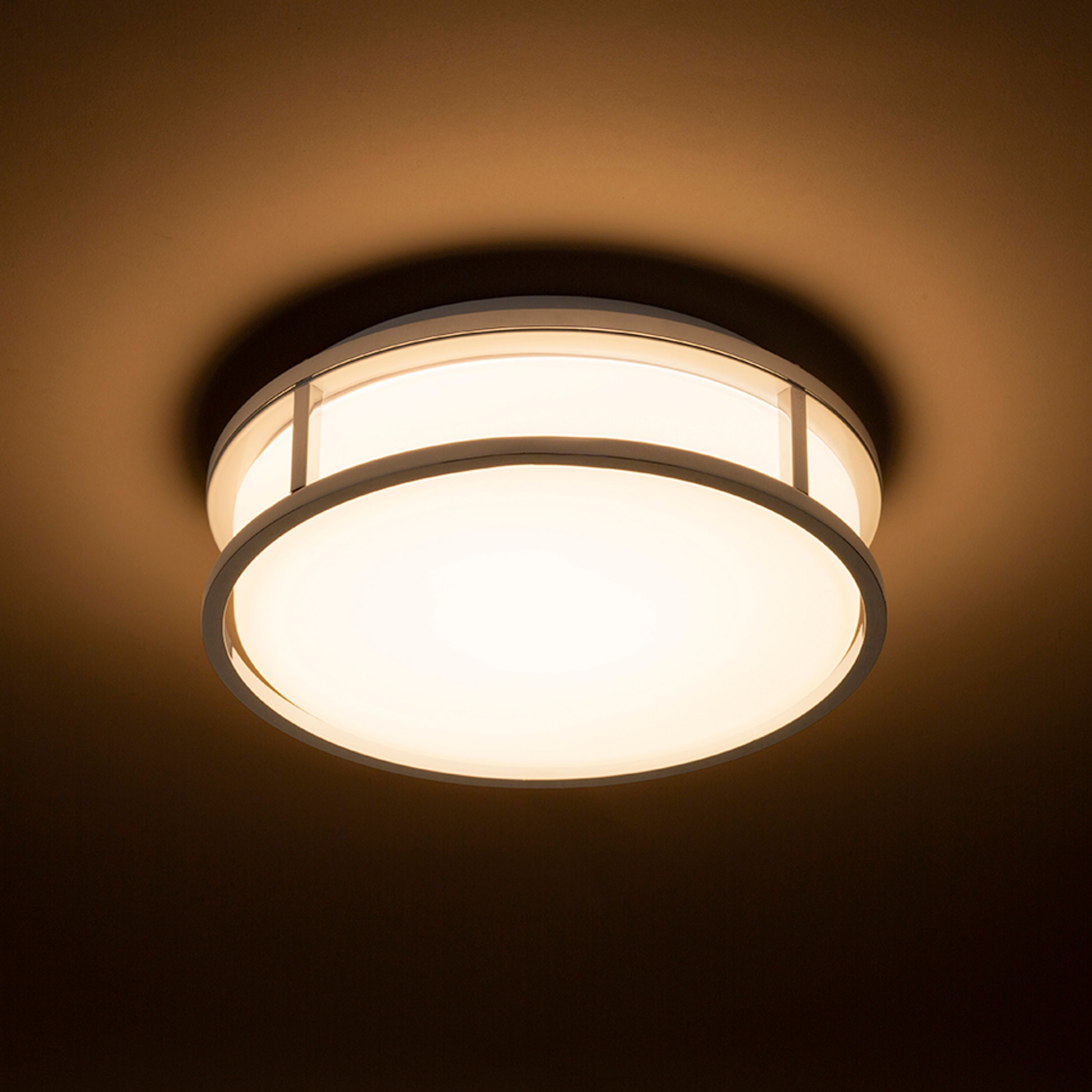 Plafoniera pentru baie cu LED încorporat, un capac plat din sticlă de culoare opal și cadru metalic, GRANDE LED 25 de tavan opal/crom 230V 12W IP44 3000K
