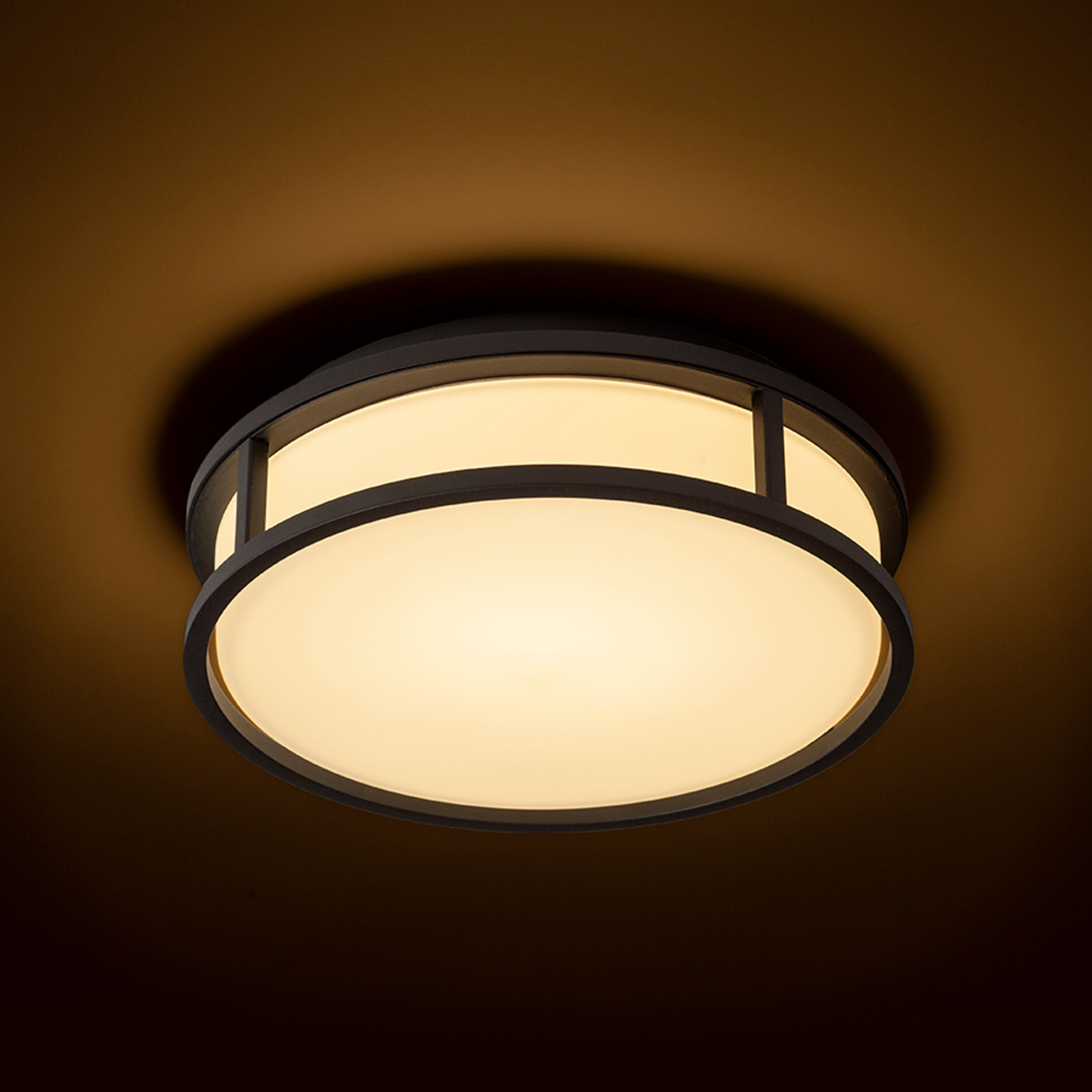 Plafoniera pentru baie cu LED încorporat, un capac plat din sticlă de culoare opal și cadru metalic, GRANDE LED 25 de tavan opal/negru 230V 12W IP44 3000K