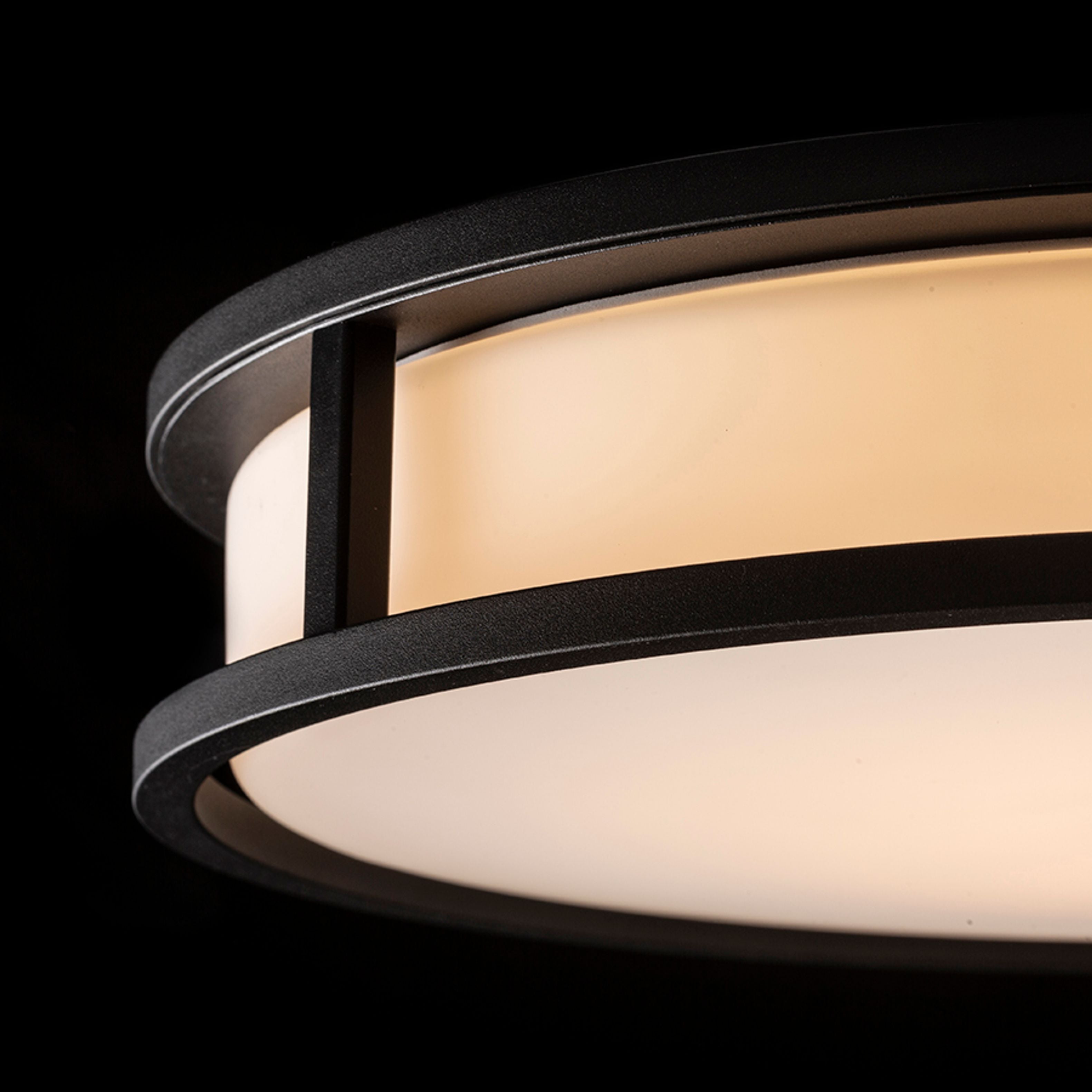 Plafoniera pentru baie cu LED încorporat, un capac plat din sticlă de culoare opal și cadru metalic, GRANDE LED 35 de tavan opal/negru 230V 24W IP44 3000K