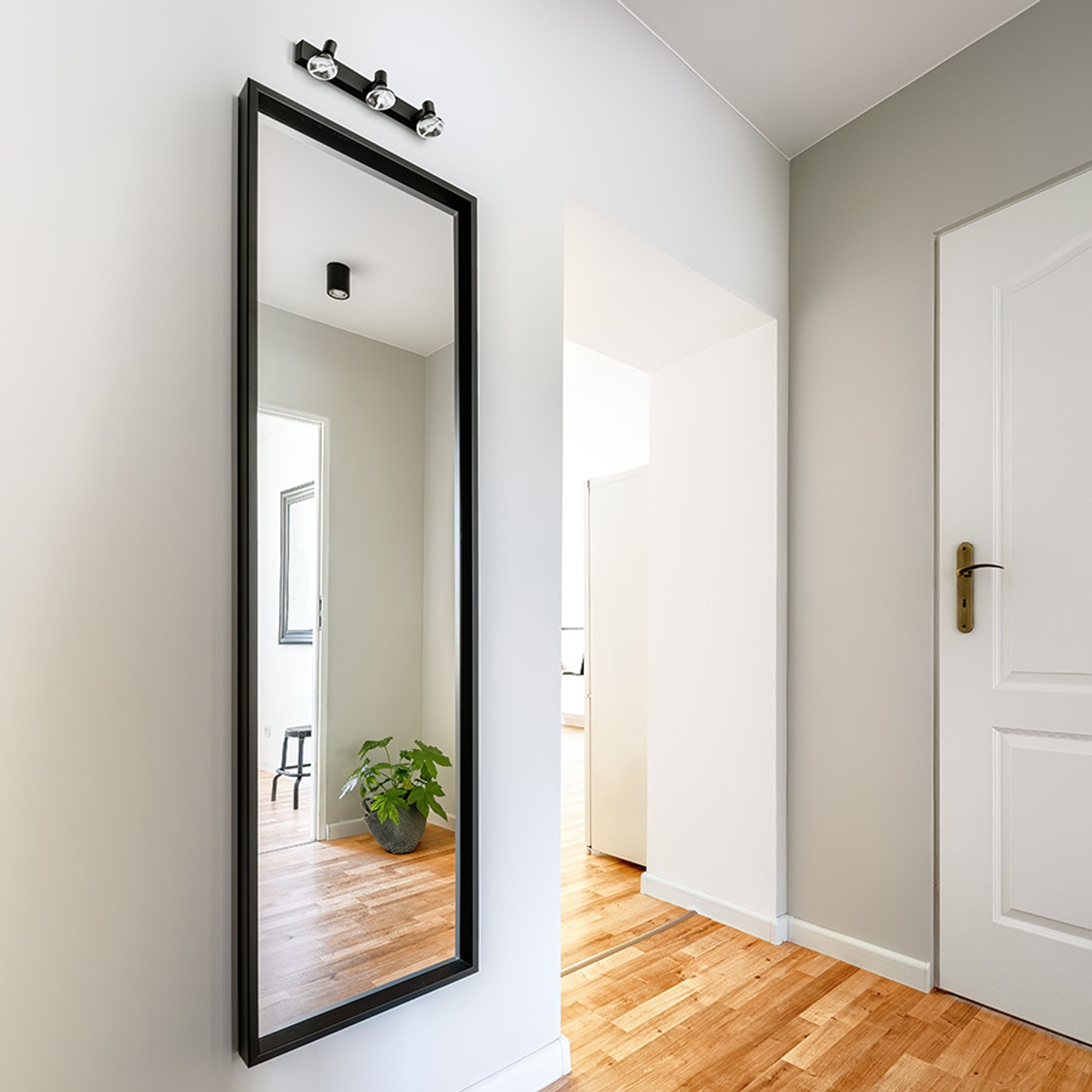 Spot minimalist din metal pentru instalarea pe perete sau tavan, potrivit pentru surse decorative, TRICA III de negru 230V GU10 3x25W